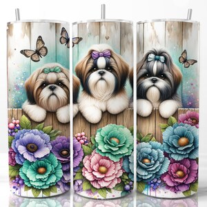 Puede incluir: Tres perros Shih Tzu con lazos en el pelo asoman por encima de una valla de madera con flores de colores. Los perros son marrones y blancos con narices y ojos negros. Las flores son rosas, moradas, azules y verdes.