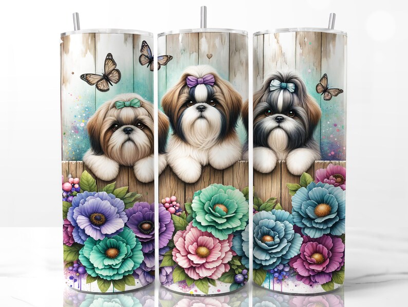 Puede incluir: Tres perros Shih Tzu con lazos en el pelo asoman por encima de una valla de madera con flores de colores. Los perros son marrones y blancos con narices y ojos negros. Las flores son rosas, moradas, azules y verdes.