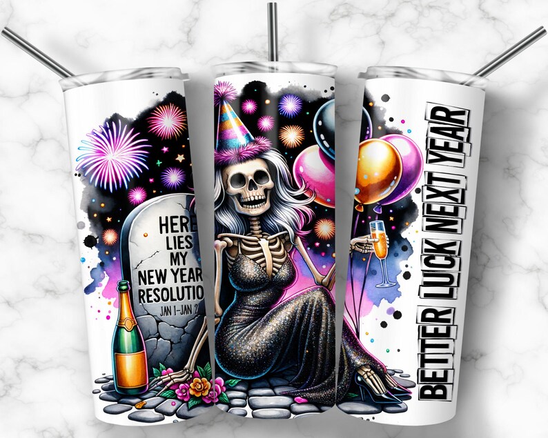 Pode incluir: Caneca branca com um design festivo com um esqueleto com um chap&eacute;u de festa, fogos de artif&iacute;cio, bal&otilde;es e uma garrafa de champanhe. O texto na caneca diz "Here Lies My New Year Resolution" e "Better Luck Next Year."