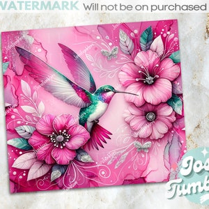 Pode incluir: Um design quadrado com um beija-flor em voo, rodeado por flores e folhas cor-de-rosa. O p&aacute;ssaro tem um corpo turquesa, asas cor-de-rosa e um bico longo. O fundo &eacute; uma lavagem em aquarela rosa e branca.