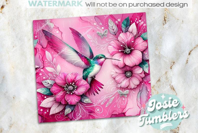 Pode incluir: Um design quadrado com um beija-flor em voo, rodeado por flores e folhas cor-de-rosa. O p&aacute;ssaro tem um corpo turquesa, asas cor-de-rosa e um bico longo. O fundo &eacute; uma lavagem em aquarela rosa e branca.