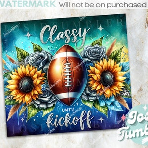Puede incluir: Un fondo azul verdoso con un bal&oacute;n de f&uacute;tbol en el centro rodeado de girasoles y rosas azules. El texto "Classy" est&aacute; por encima del bal&oacute;n de f&uacute;tbol y el texto "Until kickoff" est&aacute; por debajo del bal&oacute;n de f&uacute;tbol.