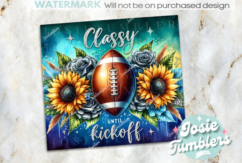 Puede incluir: Un fondo azul verdoso con un bal&oacute;n de f&uacute;tbol en el centro rodeado de girasoles y rosas azules. El texto "Classy" est&aacute; por encima del bal&oacute;n de f&uacute;tbol y el texto "Until kickoff" est&aacute; por debajo del bal&oacute;n de f&uacute;tbol.