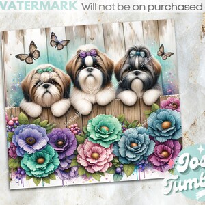 Puede incluir: Tres perros Shih Tzu con lazos en la cabeza asoman por encima de una valla de madera. Los perros est&aacute;n rodeados de flores coloridas y mariposas. La imagen tiene un efecto de acuarela.