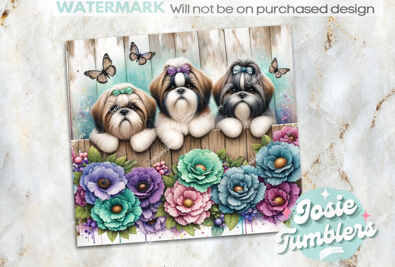 Puede incluir: Tres perros Shih Tzu con lazos en la cabeza asoman por encima de una valla de madera. Los perros est&aacute;n rodeados de flores coloridas y mariposas. La imagen tiene un efecto de acuarela.