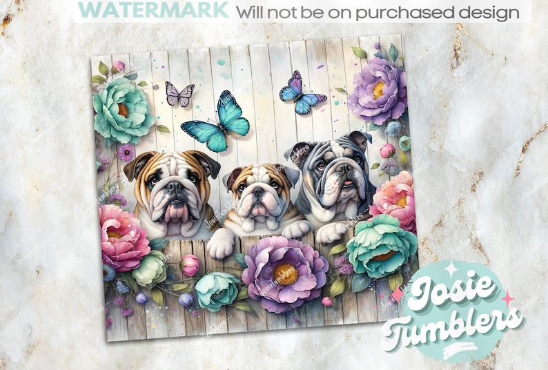 Op de afbeelding: Drie bulldog puppy's kijken over een houten hek versierd met kleurrijke bloemen en vlinders. Het hek is wit geschilderd met een houtnerfstructuur. De bloemen zijn roze, paars, blauw en groen. De vlinders zijn blauw en paars.