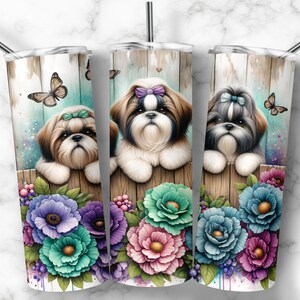 Puede incluir: Tres perros Shih Tzu con lazos en la cabeza asoman por encima de una valla de madera con flores coloridas y mariposas. Los perros est&aacute;n sobre un fondo blanco con un patr&oacute;n de veta de madera.