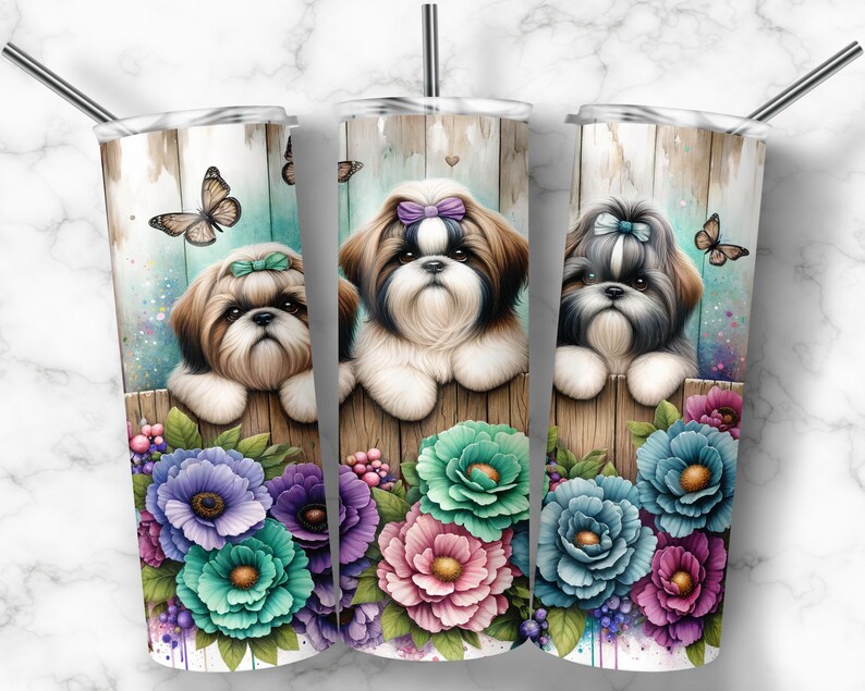 Puede incluir: Tres perros Shih Tzu con lazos en la cabeza asoman por encima de una valla de madera con flores coloridas y mariposas. Los perros est&aacute;n sobre un fondo blanco con un patr&oacute;n de veta de madera.