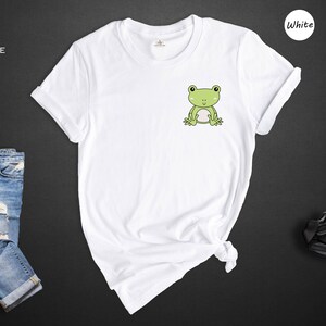 Cute Frog Pocket Shirt, Kawaii Chibi Frog T-Shirt, Frog Lover Gift, Animal Aesthetic Tee for Women Men afbeelding 7