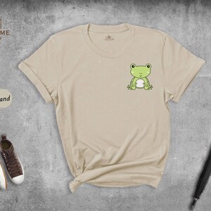 Cute Frog Pocket Shirt, Kawaii Chibi Frog T-Shirt, Frog Lover Gift, Animal Aesthetic Tee for Women Men afbeelding 6