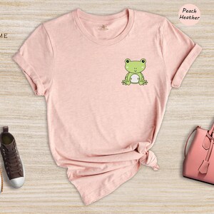 Cute Frog Pocket Shirt, Kawaii Chibi Frog T-Shirt, Frog Lover Gift, Animal Aesthetic Tee for Women Men afbeelding 5