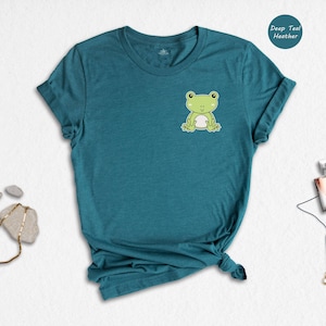 Cute Frog Pocket Shirt, Kawaii Chibi Frog T-Shirt, Frog Lover Gift, Animal Aesthetic Tee for Women Men afbeelding 4