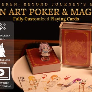 Puede incluir: Un juego de cartas personalizado con un diseño rojo y dorado, presentado con figuras de personajes. Las cartas están en una funda transparente y una caja. El texto de la imagen dice "FRIEREN: BEYOND JOURNEY'S END FAN ART POKER & MAGIC!" y "Fully Customized Playing Cards."