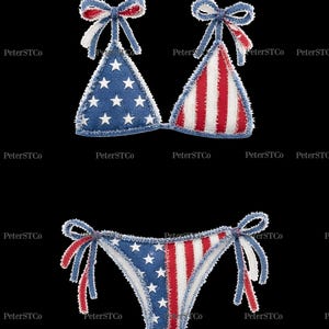 Könnte beinhalten: Ein zweiteiliges Bikini-Set im patriotischen Design. Das Oberteil hat eine Dreiecksform, wobei eine Seite blauen Stoff mit weißen Sternen und die andere rote und weiße Streifen zeigt. Das Unterteil hat ein passendes Design mit Schleifen.