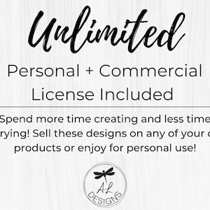 Może przedstawiać: Tekst, kt&oacute;ry brzmi "Unlimited Personal + Commercial License Included" z grafiką ważki i słowami "AL DESIGNS" poniżej. Tekst stwierdza, że możesz poświęcić więcej czasu na tworzenie i mniej czasu na martwienie się, sprzedawać te projekty na dowolnym z własnych produkt&oacute;w lub korzystać z nich do użytku osobistego.