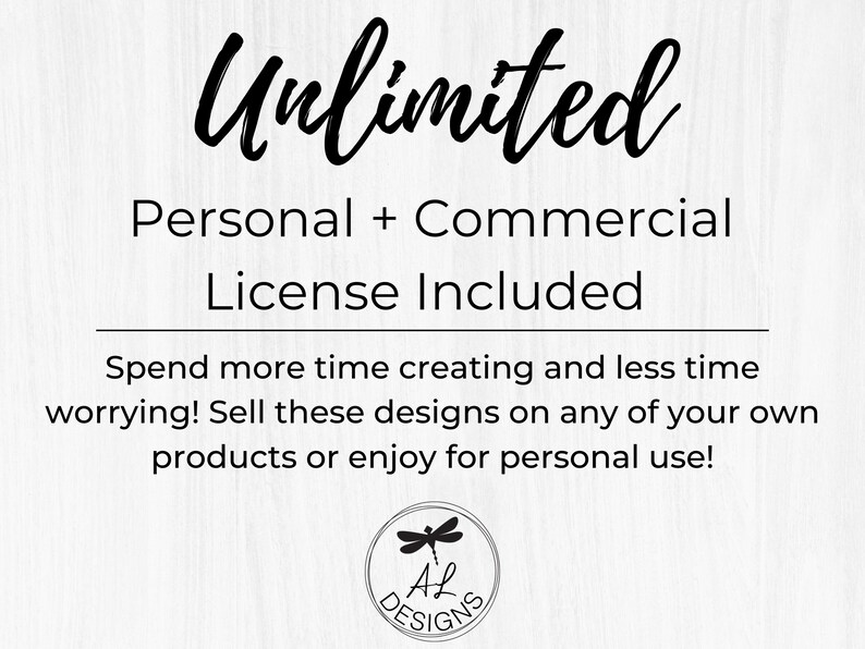 Może przedstawiać: Tekst, kt&oacute;ry brzmi "Unlimited Personal + Commercial License Included" z grafiką ważki i słowami "AL DESIGNS" poniżej. Tekst stwierdza, że możesz poświęcić więcej czasu na tworzenie i mniej czasu na martwienie się, sprzedawać te projekty na dowolnym z własnych produkt&oacute;w lub korzystać z nich do użytku osobistego.