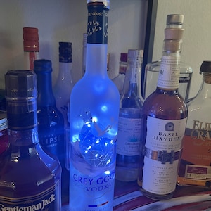 Podświetlane piloty USB i baterie, lampki choinkowe, butelki whisky i likieru