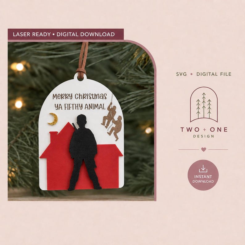 K&ouml;nnte beinhalten: Ein wei&szlig;er, bogenf&ouml;rmiger Weihnachtsanh&auml;nger mit einer roten Haussilhouette, einer schwarzen Figur, einem goldenen Glitzermond und zwei kletternden Figuren. Der Text lautet MERRY CHRISTMAS YA FIFTHY ANIMAL. Mit braunem Lederband zum Aufh&auml;ngen.
