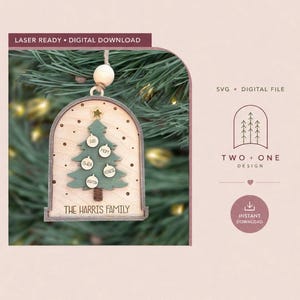 Könnte beinhalten: Eine laserfertige digitale Datei für einen hölzernen Weihnachtsbaumschmuck mit bogenförmigem Rahmen, einem grünen Baum mit kleinen runden Anhängern mit der Aufschrift Dad, Mom, Owen, Kenzie, Ashton, einem Stern und dem Text THE HARRIS FAMILY.