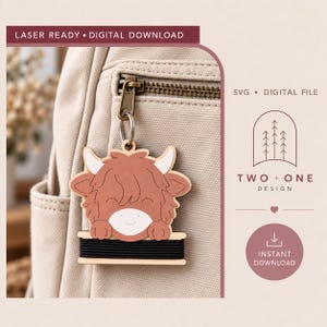 Könnte beinhalten: Ein Holzschlüsselanhänger mit einer Illustration eines braunen Hochlandrindes mit weißen Hörnern, das seine Pfoten auf eine schwarze Garnrolle stützt. Das Design enthält den Text LASER READY, DIGITAL DOWNLOAD, SVG, TWO + ONE DESIGN und INSTANT DOWNLOAD.