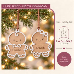 Pode incluir: Dois ornamentos de madeira em forma de boneco de gengibre com contornos brancos, pendurados por cordões castanhos. Um tem uma gravata borboleta e o nome Charlie, o outro um laço no cabelo e o nome Kendall. Texto: LASER READY, DIGITAL DOWNLOAD, SVG e TWO + ONE DESIGN.