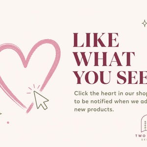 K&ouml;nnte beinhalten: Ein hellrosa Hintergrund mit einer handgezeichneten rosa Herzumrandung und einem Cursor-Symbol, das darauf zeigt. Der Text lautet LIKE WHAT YOU SEE? Click the heart in our shop to be notified when we add new products. Ein Logo mit B&auml;umen unten.