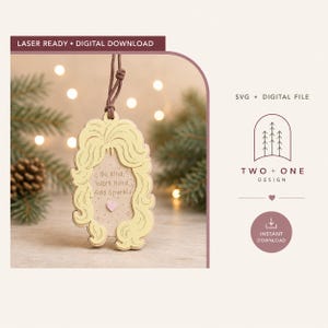 Puede incluir: Un archivo de descarga digital listo para láser para un adorno de madera con forma de persona con cabello rubio largo. El centro presenta el texto Be Kind, Work Hard, Add Sparkle y un pequeño corazón rosa. Incluye un cordón marrón.