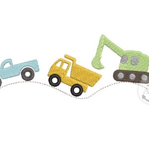 Op de afbeelding: Een borduurontwerp met drie bouwvoertuigen: een blauwe pick-up truck, een gele kiepwagen en een groene graafmachine. De voertuigen rijden op een stippellijnpad.