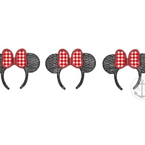 Op de afbeelding: Drie zwarte muizenoren met rood-wit geblokte strikken. De strikken zijn bovenaan in een knoop geknoopt.