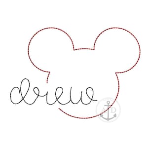 以下が含まれることがあります： 白い背景に、赤いステッチで描かれたマウスの頭の形。 「drew」の文字が黒い筆記体で下に書かれています。 小さなアンカーロゴが右下にあります。