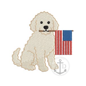 Op de afbeelding: Geborduurd ontwerp van een crèmekleurige hond die een kleine Amerikaanse vlag in zijn bek houdt. De vlag heeft rode en witte strepen en een blauw vierkant met witte sterren. Het ontwerp staat op een witte achtergrond.