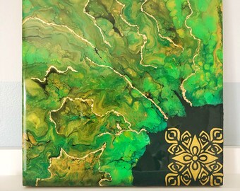 Mandala Malerei in flüssiger Acrylfarbe und goldenen Feuilles