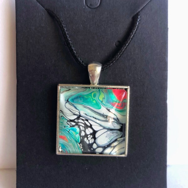 Pendentif carré unique avec motif à l'acrylique