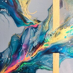 K&ouml;nnte beinhalten: Abstraktes Gem&auml;lde mit wirbelnden blauen, gr&uuml;nen, gelben und rosa Farben auf grauem Hintergrund. Ein vertikaler goldener Streifen verl&auml;uft an der rechten Seite des Gem&auml;ldes.