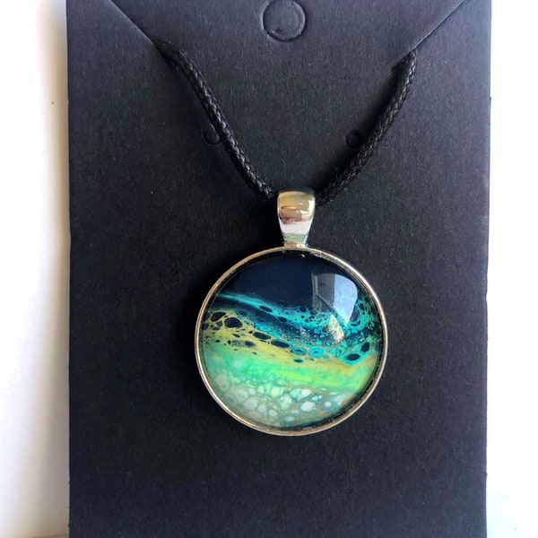 Pendentif unique rond avec motif à l'acrylique