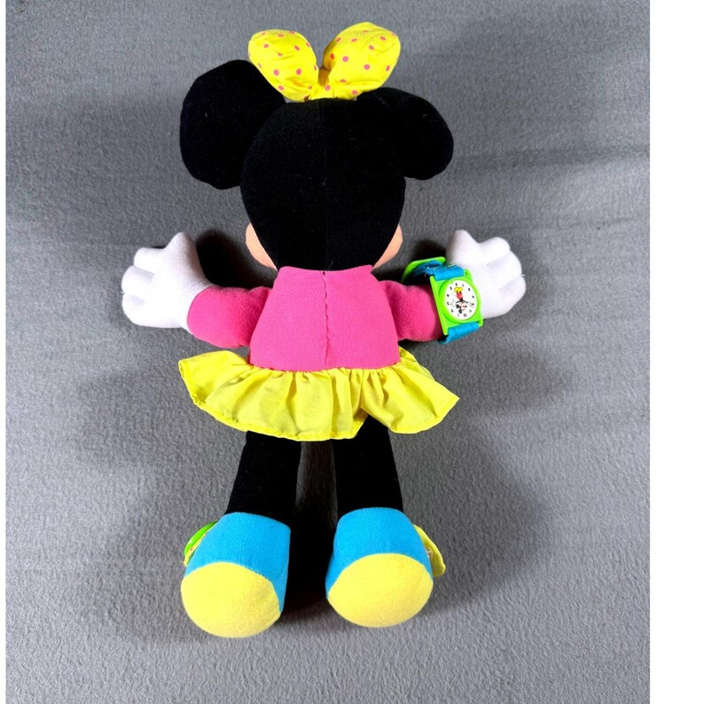 Pluszowa lalka Minnie Mouse w stylu vintage, Mattel Arco Toys, 12 cali, Disney z zegarkiem, zabawka sensoryczna zdjęcie 3