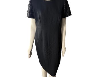 Vestido de cóctel negro con detalle de botones y mangas con cuentas de R&M Richards, años 90, talla 12