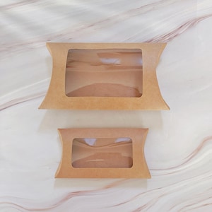 Juego de 25 cajas de embalaje con forma de almohada, bolsas de papel con ventana de PVC transparente/cartón marrón kraft/regalo de cumpleaños/paquete de recuerdo de fiesta de boda