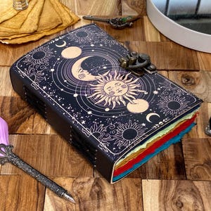Verzaubern Sie Ihre Kreativität mit unserem einzigartigen personalisierten Leder Grimoire Journal mit Sun & Moon Design, perfekt für die Aufnahme von Zaubersprüchen