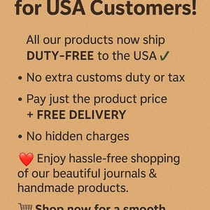 Puede incluir: Fondo beige con texto: "&iexcl;Buenas noticias para los clientes de EE. UU.!" que anuncia env&iacute;os libres de impuestos, sin derechos de aduana adicionales, entrega gratuita y sin cargos ocultos. Promociona diarios y productos hechos a mano.