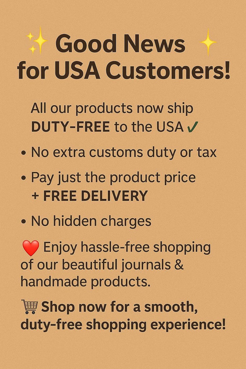 Puede incluir: Fondo beige con texto: "&iexcl;Buenas noticias para los clientes de EE. UU.!" que anuncia env&iacute;os libres de impuestos, sin derechos de aduana adicionales, entrega gratuita y sin cargos ocultos. Promociona diarios y productos hechos a mano.