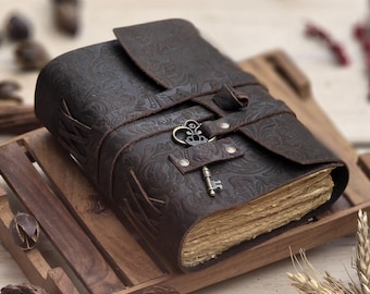 Diario grimorio de cuero hecho a mano: Libro de las sombras de la flor del jardín negro.