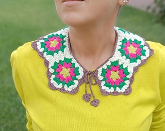Handgemaakte oma vierkante gehaakte kraag: retro boho-halsaccessoire