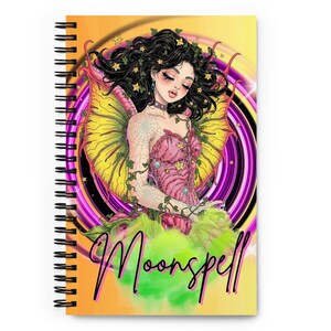 Puede incluir: Cuaderno de espiral con una ilustración de fantasía de un hada con cabello negro, adornada con estrellas y enredaderas. El hada viste un atuendo rosa y verde con alas amarillas. La palabra "Moonspeell" está escrita en cursiva en la parte inferior.