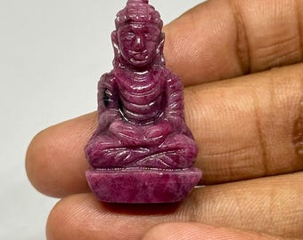 Handgesneden robijn boeddhabeeld, edelsteensculptuur, meditatiedecor