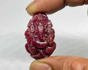 Handgesneden hanger met natuurlijke robijn, Ganesh-motief, 95,9 karaat, Hindoeïstisch godenamulet, olifantengod Ganesha-amulet, spiritueel beschermingscadeau