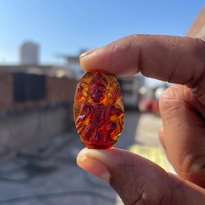 Handgemaakte Hanuman-hanger van 27,5 karaat hessoniet-granaat