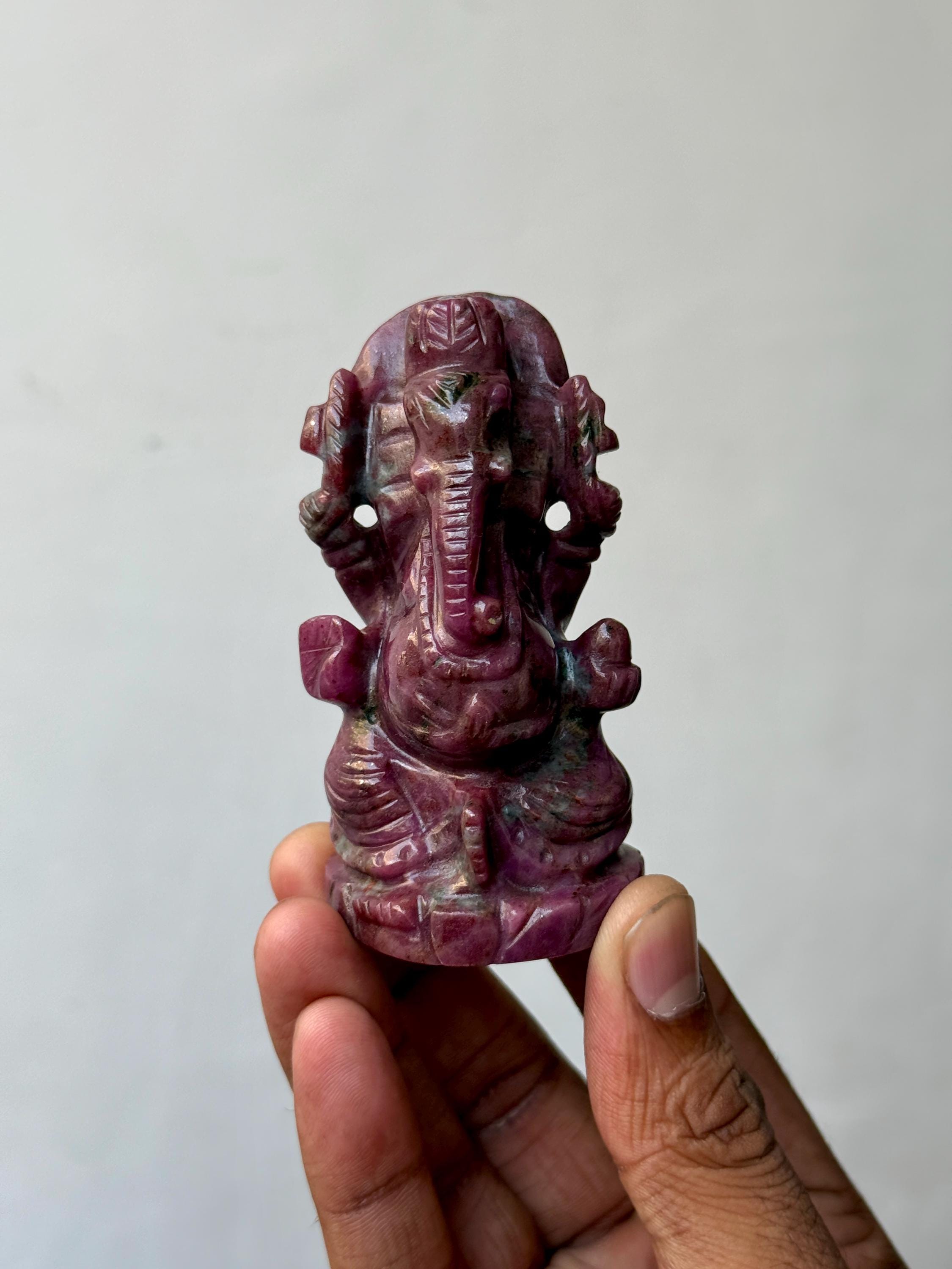 ルビー ガネーシャ 彫り物 ヴィンテージの手彫りルビーガネーシャ像：インドの宝石偶像、905