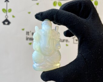 Statua di Ganesha in opalite intagliata a mano, statuetta luminosa del Signore Ganesh da 7,6 cm, scultura per altare della divinità indù.