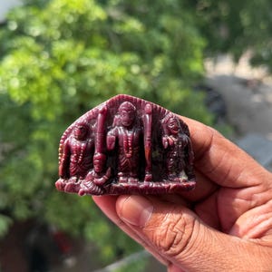 Estátua de carneiro rubi esculpida à mão em Darbar: decoração de templo hindu